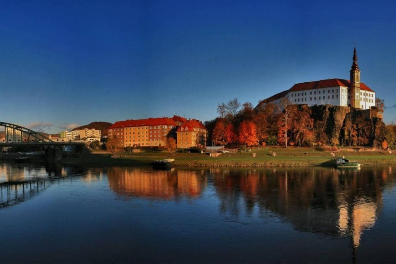 Krasny Byt V Centru Decina Bagian luar foto